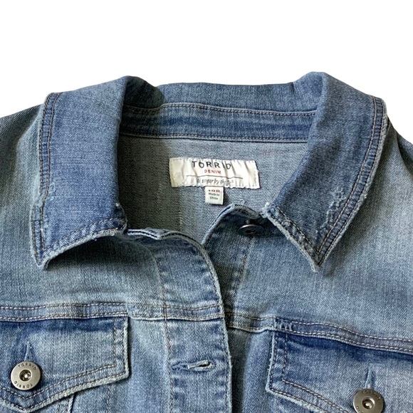 Torrid Denim Jean Jacket Medium Wash Blue Stretch Trucker Slightly Distressed - Picture 8 of 13
